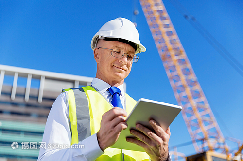 建筑工地的工程師與建設(shè)者 安全與責(zé)任的交織